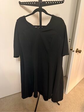 Women's Black Textured Short-Sleeve Dress